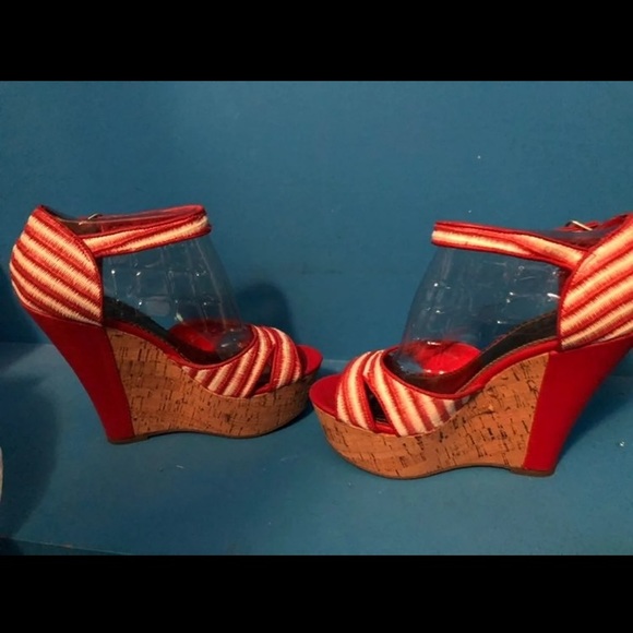 Sole Obsession Women's Red Wedge Sandal Size 7 - Picture 4 of 7